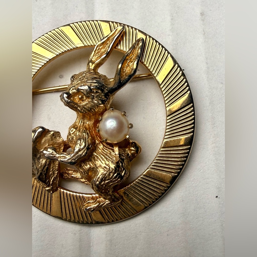 Vintage Gold Tone Textured‎ Rabbit Hare Bunny w Faux Pearl Circular Frame Easter - Picture 3 of 5